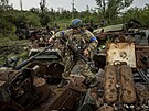 Ukrajinský voják prohlíí zniené ruské vybavení v nedávno osvobozeném Izjumu....