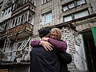 ena objímá svého syna ped znienou budovou v ukrajinském Izjumu. (14. záí...