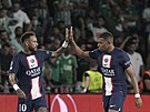 Fotbalisté Paíe Neymar (vlevo) a Kylian Mbappé oslavují gól proti Maccabi...