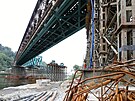 S vsunem posledn sti ocelov konstrukce novho elezninho mostu pes eku...