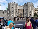 Pístup do hradu Windsor je uzaven, za zábranami mají vyhrazené místo...