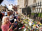 Okolí hradu Windsor zaplnily kvtiny a kondolence. (12. záí 2022)