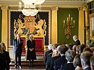 Karel III. si na hrad Hillsborough vyslechl kondolence od pedstavitel vlády...
