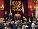 Zleva britský princ William, královna cho Camilla a král Karel III. ped leny...