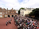 Davy lidí se shromaují ped Svatojakubským palácem v Londýn, kde je král...