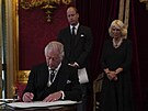 Král Karel III. podepisuje písahu, e bude zachovávat bezpenost církve ve...