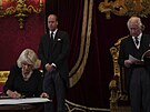 Královna cho Camilla podepisuje písahu na zachování bezpenosti církve ve...