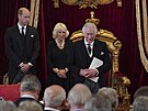 Zleva princ William, královna cho Camilla a král Karel III. ve Svatojakubském...