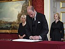 Britský princ William podepisuje prohláení o nástupu krále Karla III. na trn...