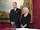 Princ William a královna cho Camilla ve Svatojakubském paláci v Londýn (10....