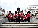 Slavností pochod britských voják ve slavnostních uniformách v Londýn (10....