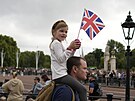 Dívka mává britskou vlajkou ped Buckinghamský palácem v Londýn. (10. záí...