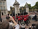 Coldstreamská garda pochoduje ped Buckinghamským palácem v Londýn. (10. záí...