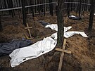 Hromadné hroby, které objevili Ukrajinci v osvobozeném mst Izjum. (16. záí...