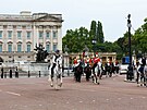 K Buckinghamskému paláci v Londýn stále proudí davy lidí z celé zem, uctívají...