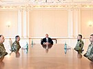 Ázerbájdánský prezident Ilham Alijev na schzce s vedením ozbrojených sil...