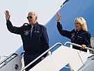 Joe Biden a první dáma Jill Biden mávají z Air Force One pi odletu do Londýna....