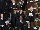 Francouzský prezident Emmanuel Macron s chotí Brigitte na pohbu královny...