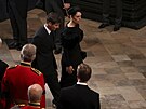 Novozélandská premiérka Jacinda Ardernová pijídí do Westminsterského opatství...