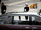 Král Karel III. a princ William na cest do Westminsterského opatství na poheb...