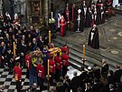 Rakev královny Albty II. je nesena do Westminsterského opatství. (19. záí...