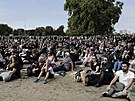 Lidé v Hyde Parku sledují na obích obrazovkách státní pohební slubu britské...