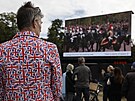 Lidé v Hyde Parku sledují na obích obrazovkách státní pohební slubu britské...