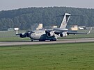 Americký transportní letoun C-17 Globemaster na monovském letiti v rámci Dn...