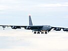 Americký bombardér B-52 ze základny Minot v Severní Dakot pistává na...