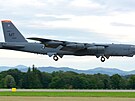 Americký bombardér B-52 ze základny Minot v Severní Dakot pistává na...