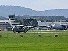 Letoun C-390 Millennium brazilského výrobce Embraer a v pozadí americký obr...