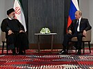 Ruský prezident Vladimir Putin (vpravo) se v Uzbekistánu seel s íránským...