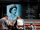 Lidé se scházejí p�ed portrétem britské královny Al�b�ty II. na Crown Square v...