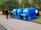 V parcích v okolí Buckinghamského paláce se lidé oberstvují u plastových...