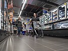 Okamit po otevení zaali v Tescu nakupovat první zákazníci. (15. záí 2022)