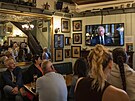 Lidé v Londýn sledují projev nového krále Karla III. (9. záí 2022)