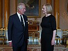 Britský král Karel III. s premiérkou Liz Trussovou bhem první audience v...