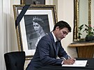 Premiér Justin Trudeau se podepisuje do kondolenní knihy pro královnu Albtu...
