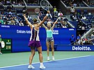 Barbora Krejíková a Kateina Siniaková se radují z vítzství ve finále US Open.