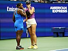 Taylor Townsendová (vlevo) a Caty McNallyová v deblovém finále US Open.