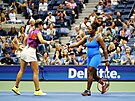 Taylor Townsendová (vpravo) a Caty McNallyová v deblovém finále US Open.