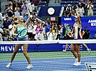 Barbora Krejíková a Kateina Siniaková se radují z vítzství ve finále US Open.