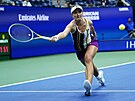 Barbora Krejíková zahrává forhend v deblovém finále na US Open.