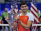 Carlos Alcaraz s trofejí pro vítze US Open.