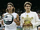 Roger Federer (vpravo) po výh�e nad Rafaelem Nadalem na Wimbledonu 2006.