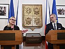 Premiér Petr Fiala po bilanní návtv s ministryní obrany Janou ernochovou ...