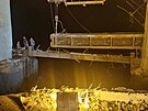 Pracovníci opravují hráz zasaenou ruskými stelami u Kryvého Rihu. (15. záí...