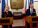 Jana ernochová a Petr Fiala na tiskové konferenci Ministerstva obrany eské...