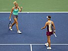 Kateina Siniaková (vlevo) a Barbora Krejíková ve finále tyhry na US Open.