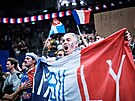 Francouztí basketbaloví fandové pjí hymnu.